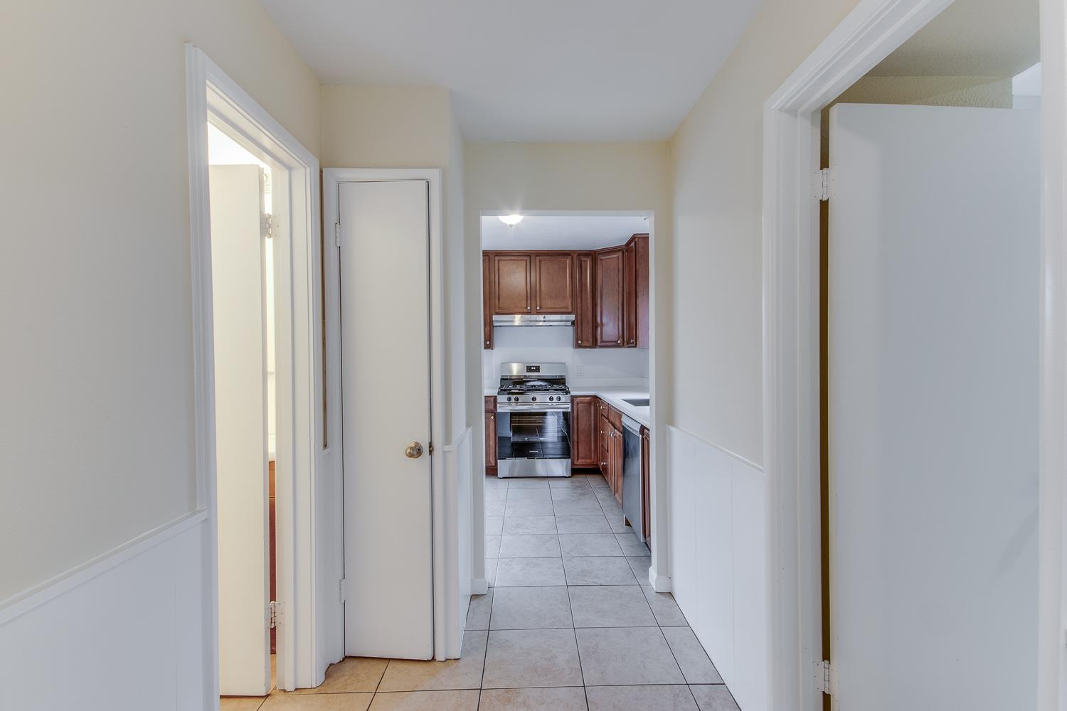 208 West Hampton Way Fresno, CA 93705 - Photo 6 of 25