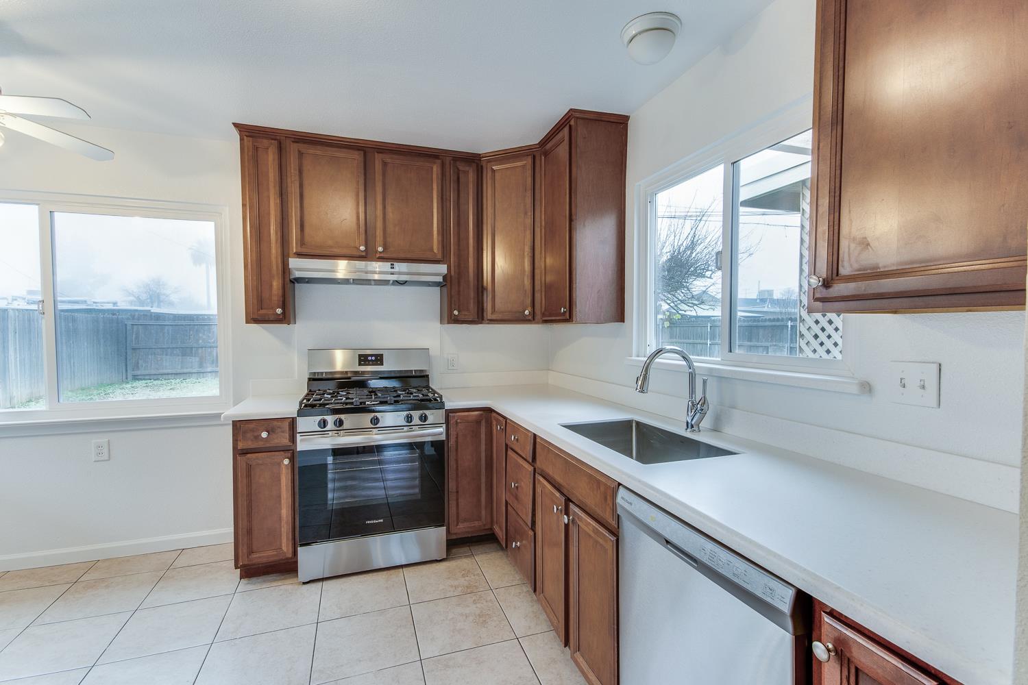 208 West Hampton Way Fresno, CA 93705 - Photo 7 of 25