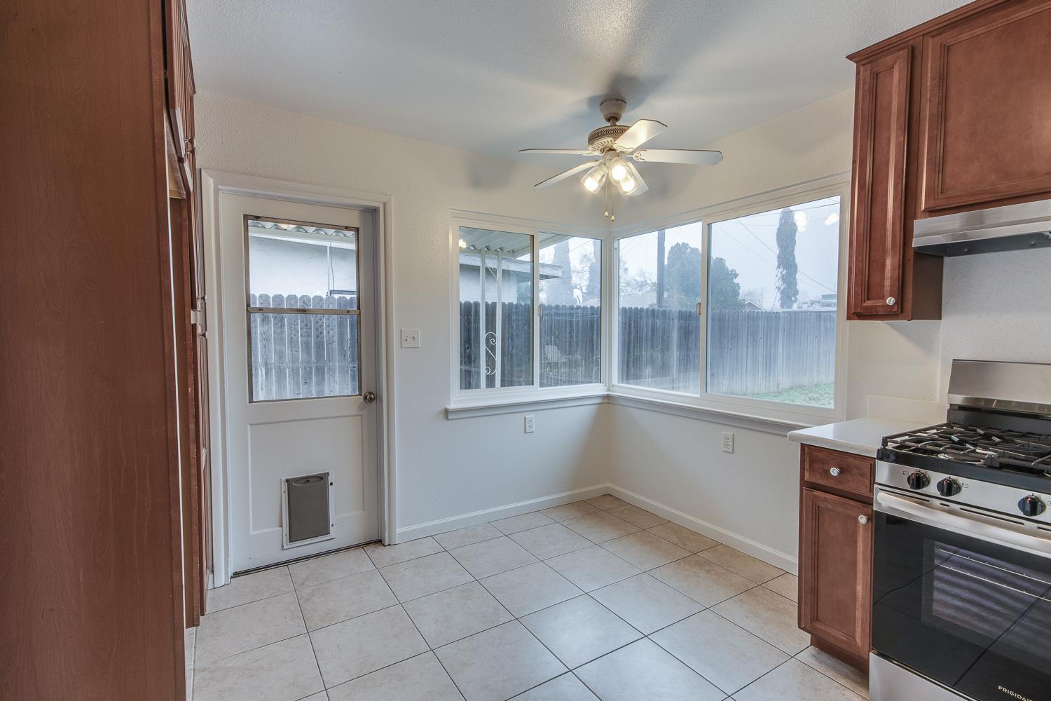 208 West Hampton Way Fresno, CA 93705 - Photo 8 of 25