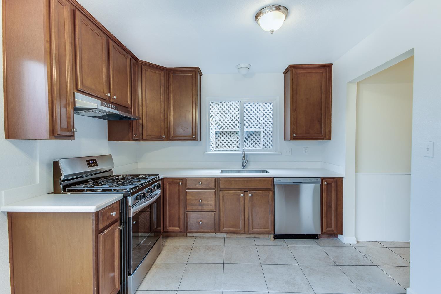 208 West Hampton Way Fresno, CA 93705 - Photo 10 of 25