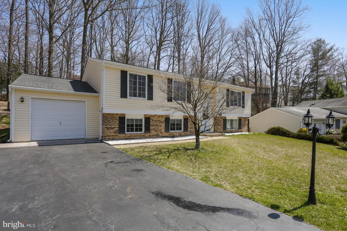 8362 Magic Leaf Road Springfield, VA 22153 - Photo 3 of 30 1 Car Garage