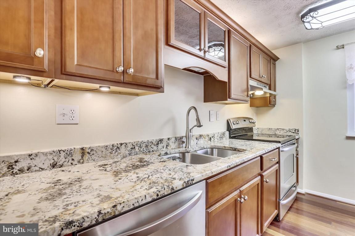 8362 Magic Leaf Road Springfield, VA 22153 - Photo 7 of 30 Kitchen w/ Granite