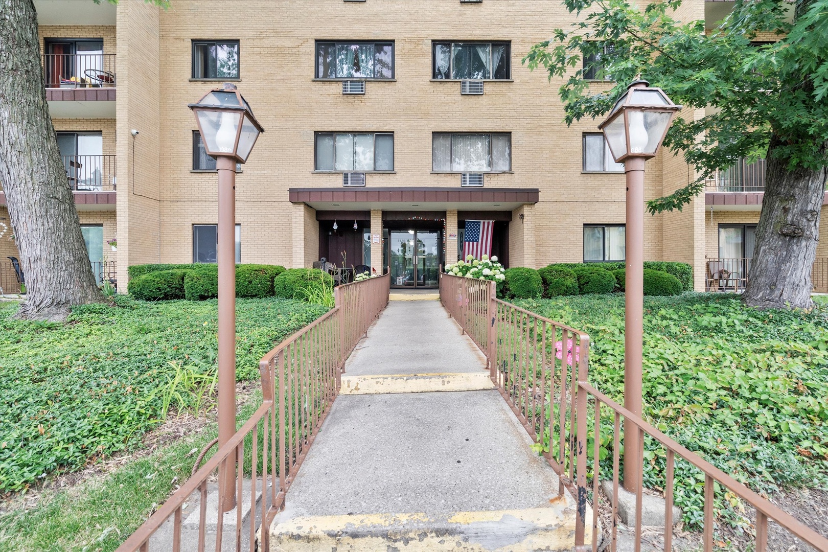 6670 South Brainard Avenue, Unit 303 Countryside, IL 60525 - Photo 1 of 19