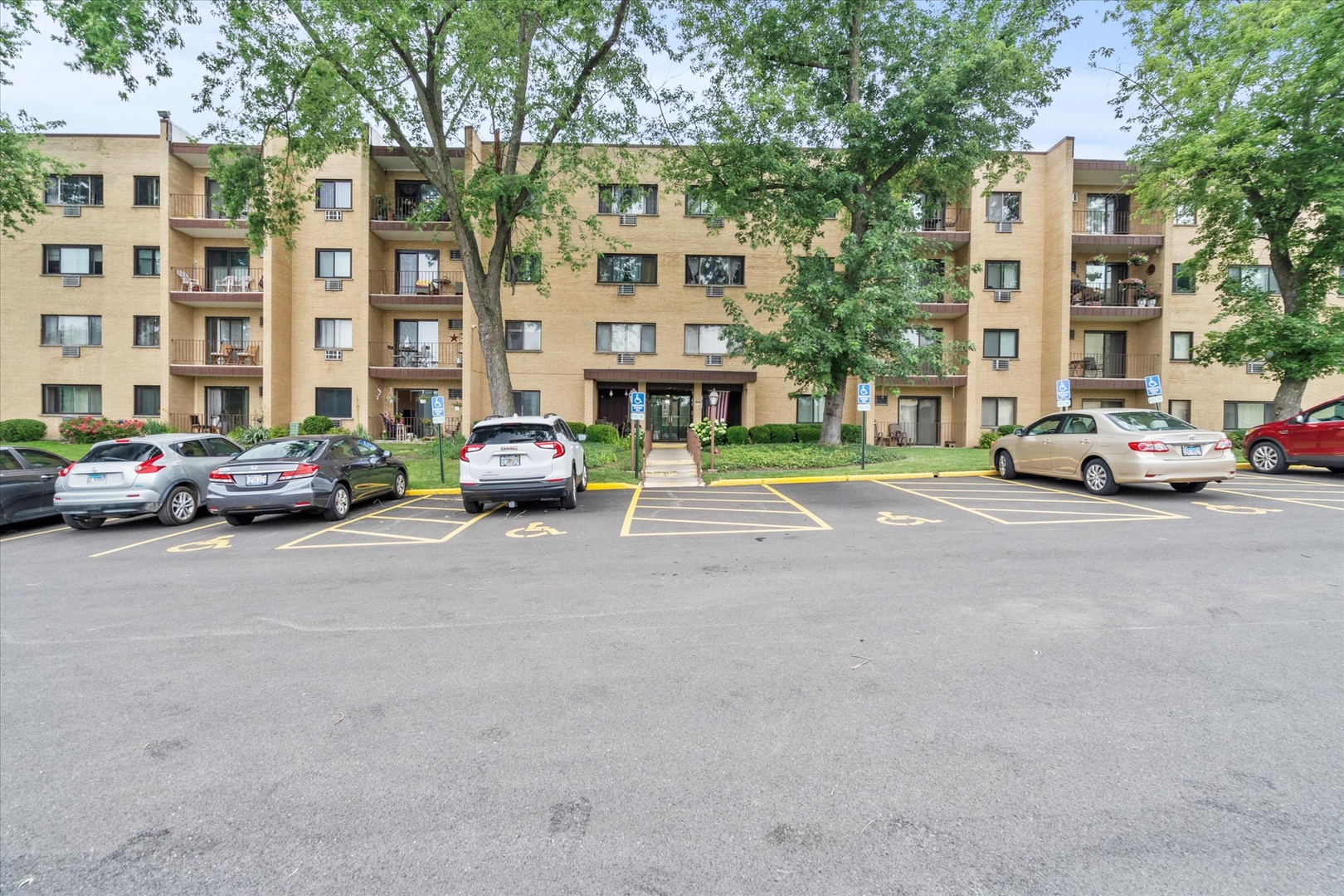 6670 South Brainard Avenue, Unit 303 Countryside, IL 60525 - Photo 2 of 19