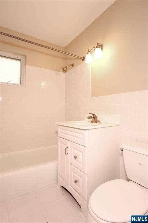 712 Washington Drive, Unit 712 Ramsey, NJ 07446 - Photo 16 of 20 a bathroom with a sink a toilet and shower