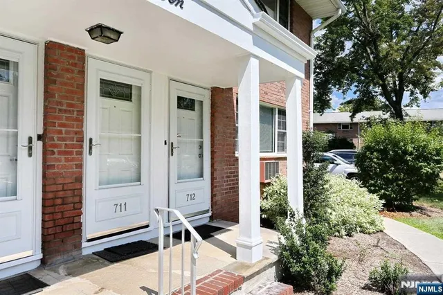 a view of entryway of the house