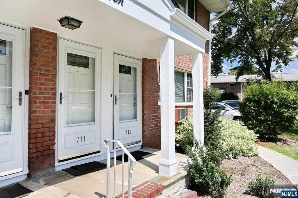 712 Washington Drive, Unit 712 Ramsey, NJ 07446 - Photo 2 of 20 a view of entryway of the house