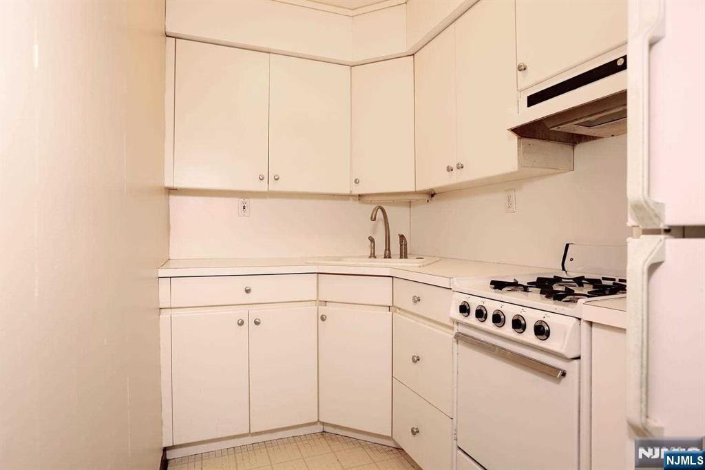 712 Washington Drive, Unit 712 Ramsey, NJ 07446 - Photo 9 of 20 a kitchen with cabinets and appliances