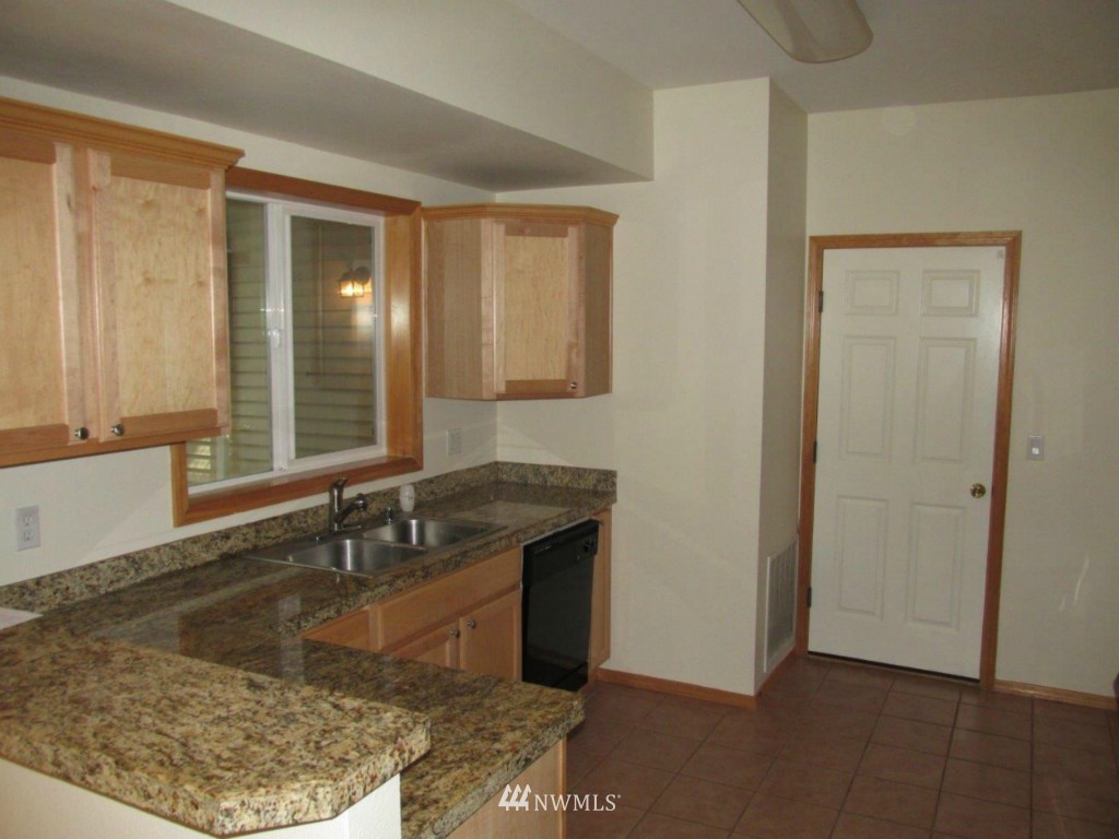 18965 108th Lane Southeast Renton, WA 98055 - Photo 3 of 9 Gallery Image 3