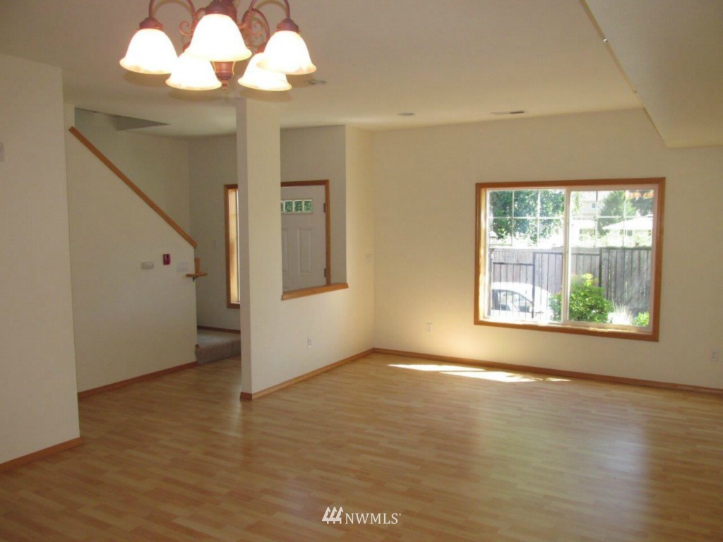 18965 108th Lane Southeast Renton, WA 98055 - Photo 4 of 9 Gallery Image 4