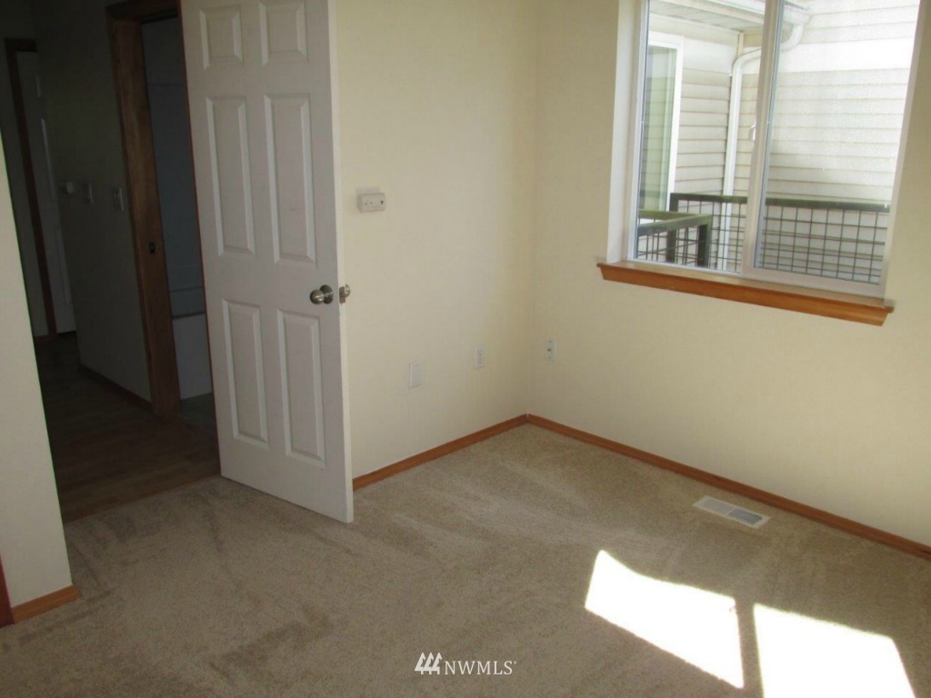 18965 108th Lane Southeast Renton, WA 98055 - Photo 5 of 9 Gallery Image 5