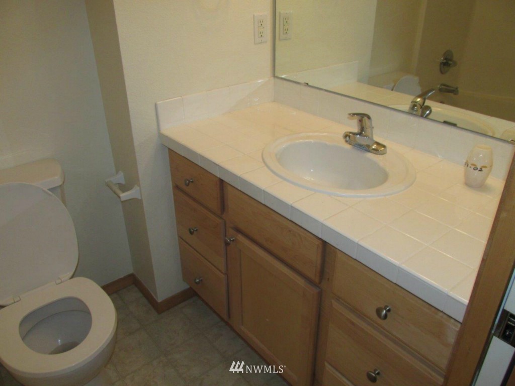 18965 108th Lane Southeast Renton, WA 98055 - Photo 6 of 9 Gallery Image 6
