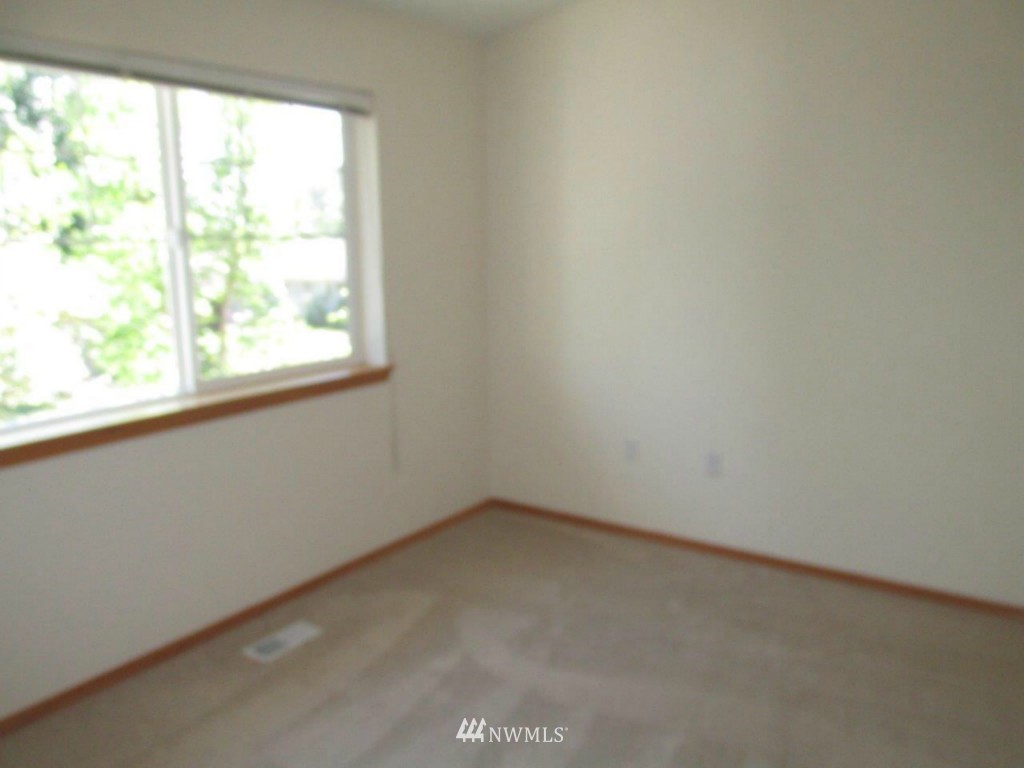 18965 108th Lane Southeast Renton, WA 98055 - Photo 7 of 9 Gallery Image 7