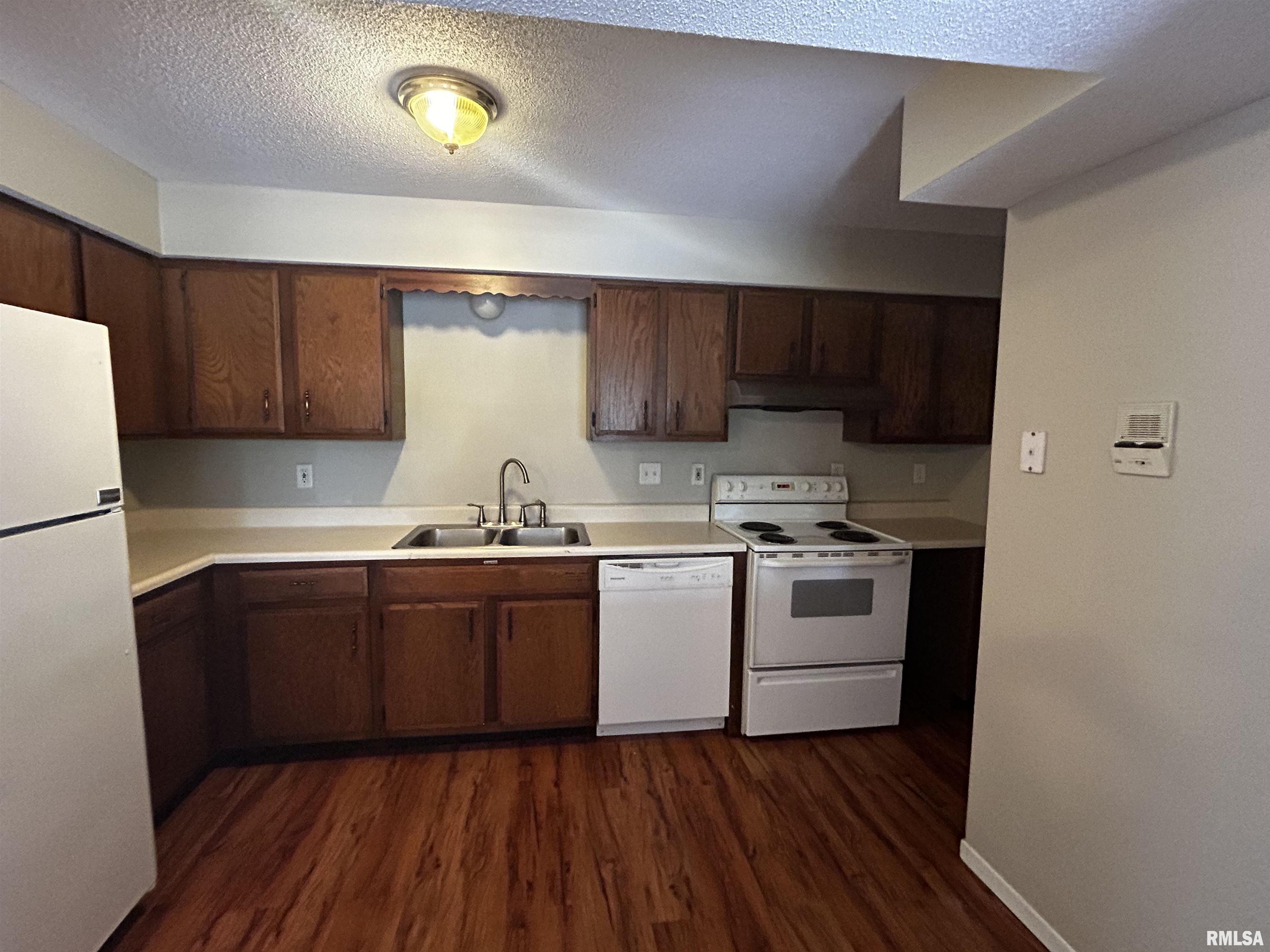 3417 Baskin Ridge, Unit 10 Peoria, IL 61604 - Photo 4 of 16