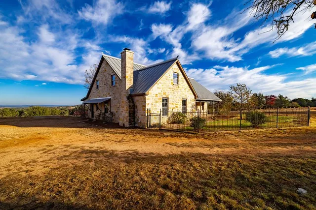 $1,050,000 | 256 Royalview Drive, Fredericksburg, TX 78624