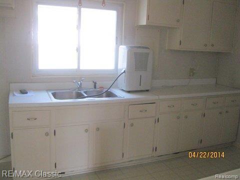 1223 Fall River Road Ypsilanti, MI 48198 - Photo 8 of 10 Fall river 1223 pre-list 4-22-14 ra (12).jpg