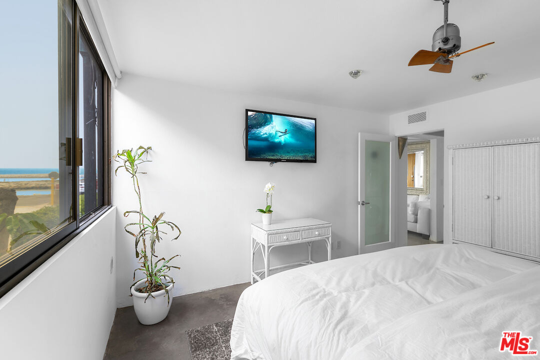 6209 Pacific Avenue, Unit 104 Playa del Rey, CA 90293 - Photo 13 of 18 a bedroom with a bed and a flat screen tv
