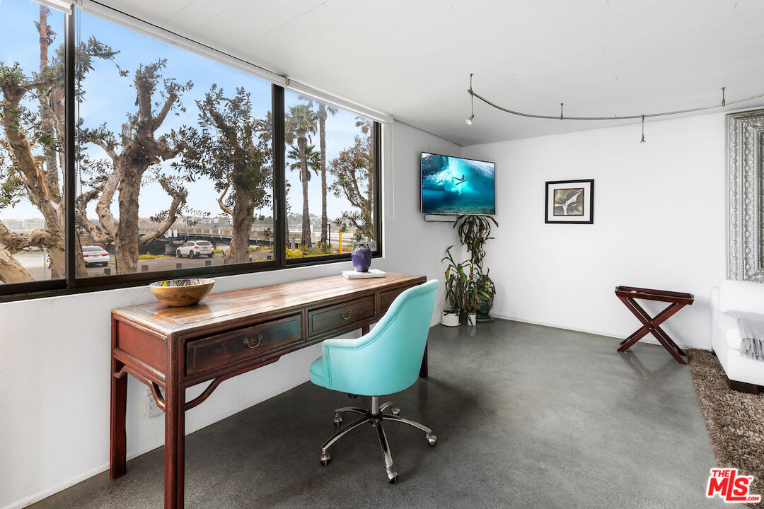 6209 Pacific Avenue, Unit 104 Playa del Rey, CA 90293 - Photo 7 of 18 a room with furniture and window