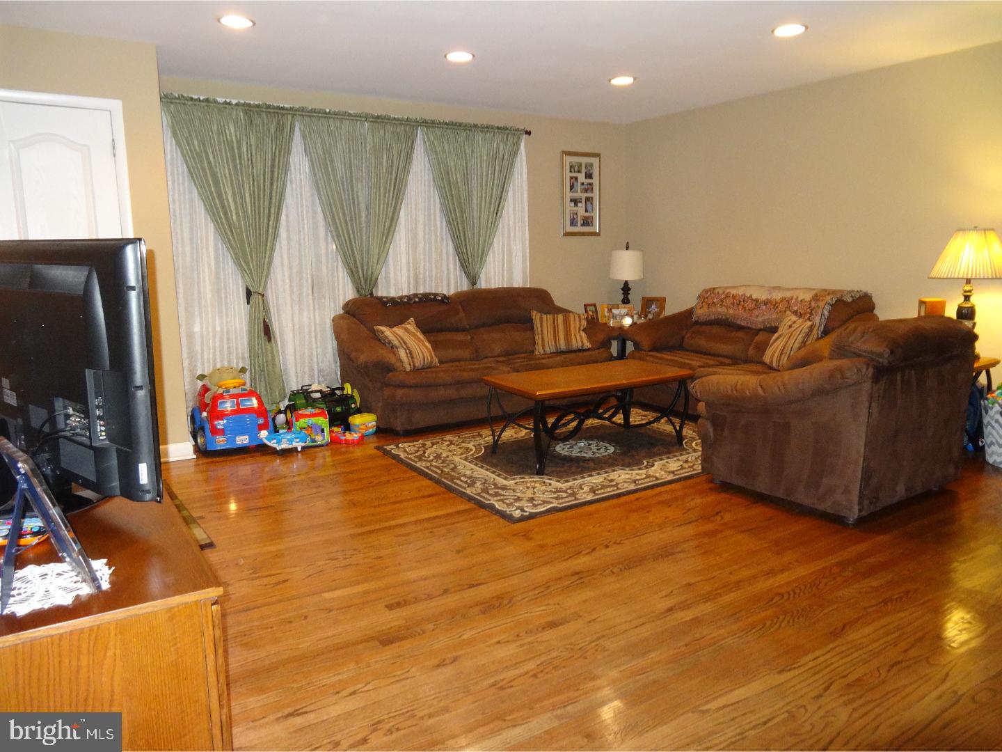 745 Claire Road Philadelphia, PA 19128 - Photo 7 of 25 Living Room