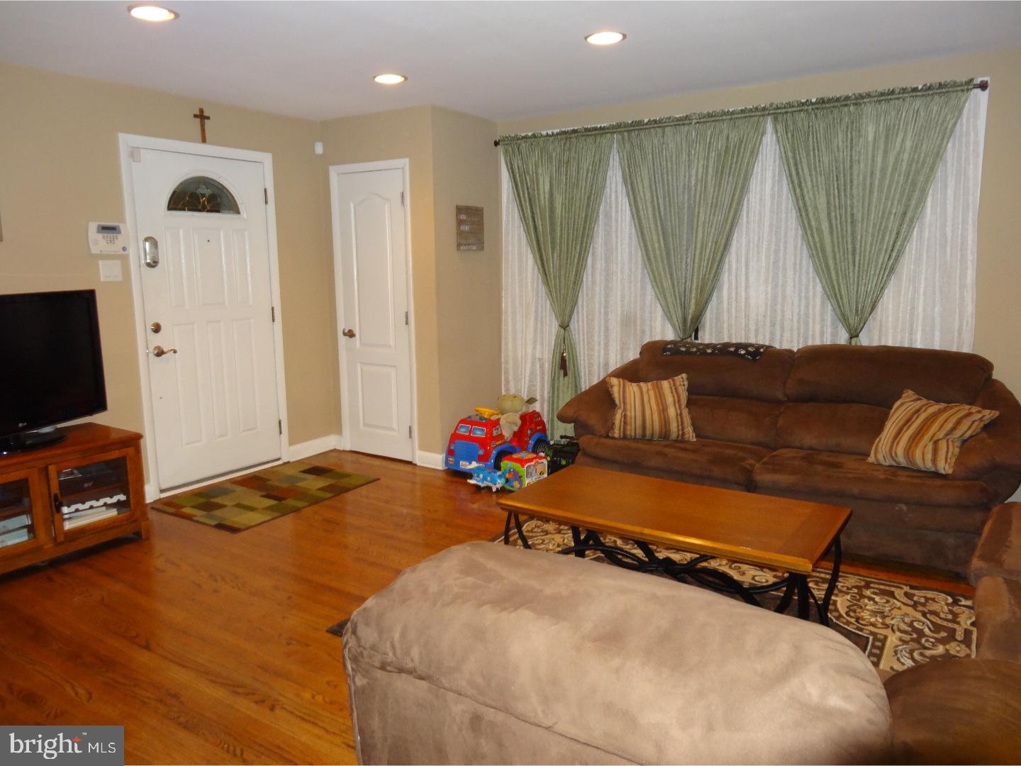 745 Claire Road Philadelphia, PA 19128 - Photo 9 of 25 Living Room