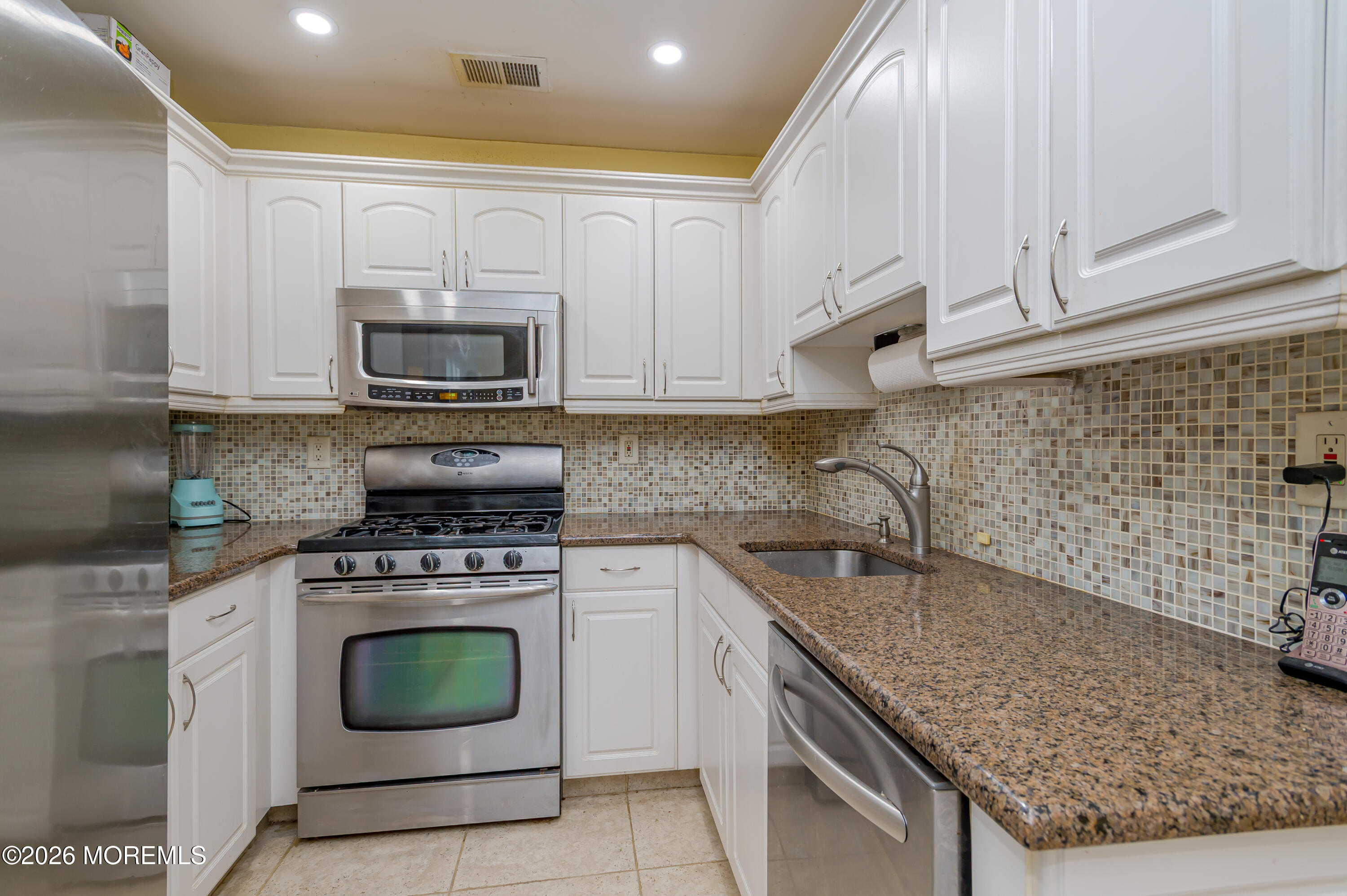 137 Kentucky Way Freehold, NJ 07728 - Photo 12 of 27 SS Appliances