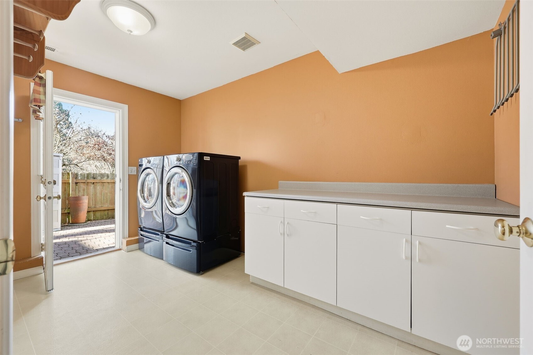 4107 20th Avenue Southwest Seattle, WA 98106 - Photo 25 of 37