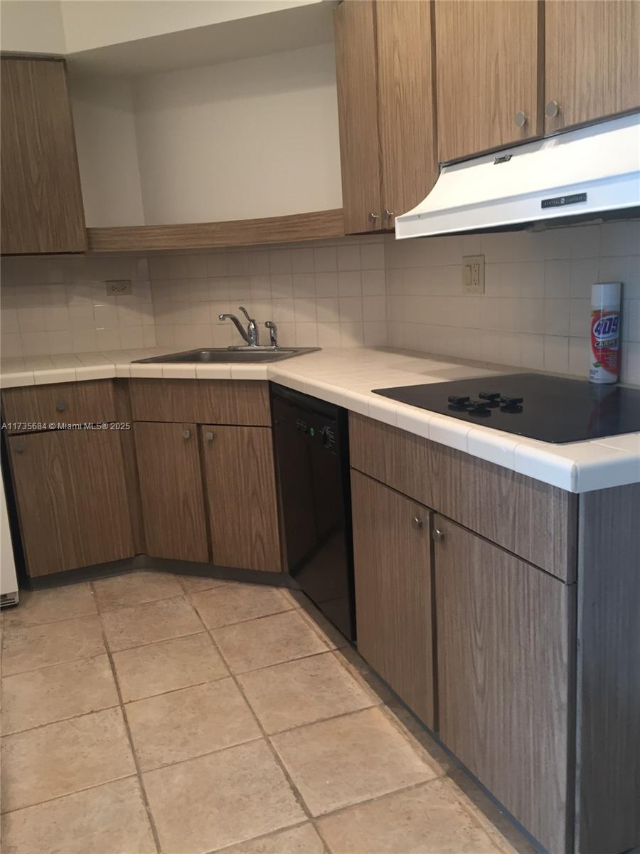 1408 Brickell Bay Drive, Unit 917 Miami, FL 33131 - Photo 6 of 18 a kitchen with a cabinets