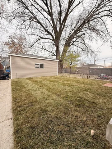 a view of back yard of the house