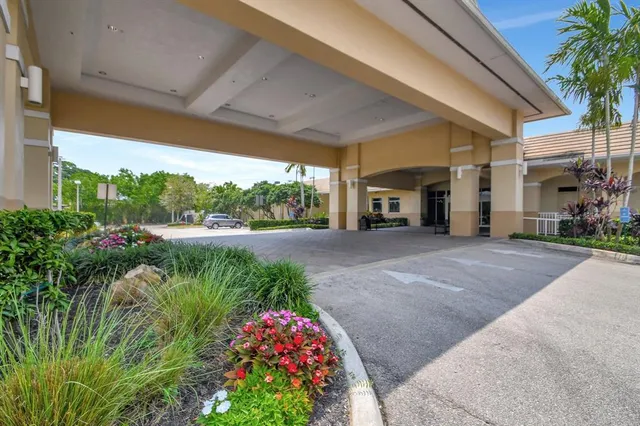 $283,500 | 6869 Fountains Circle, Unit 6869, Lake Worth, FL 33467