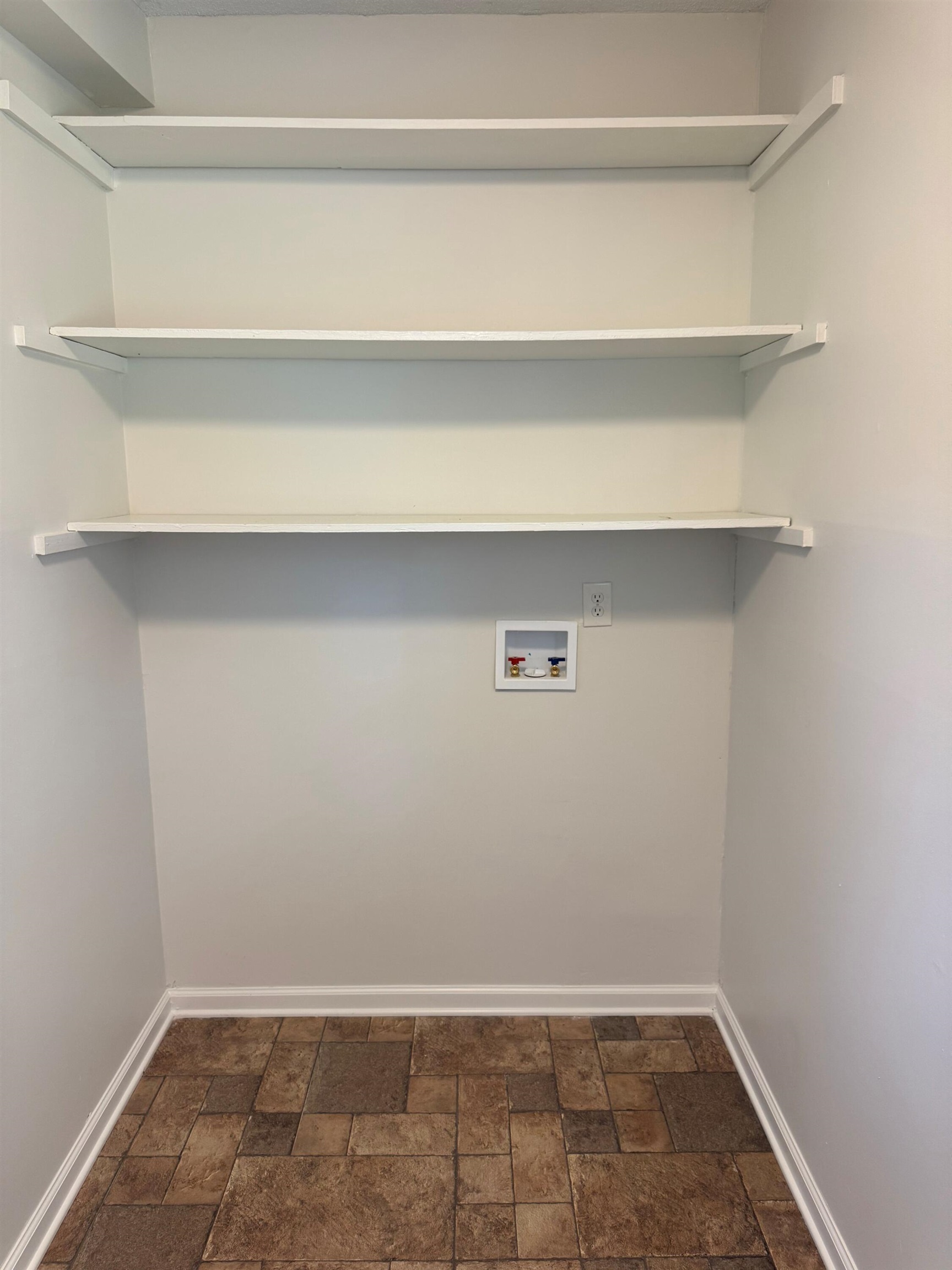 4803 Hummingbird Lane Memphis, TN 38117 - Photo 31 of 36 a view of a room with shelf