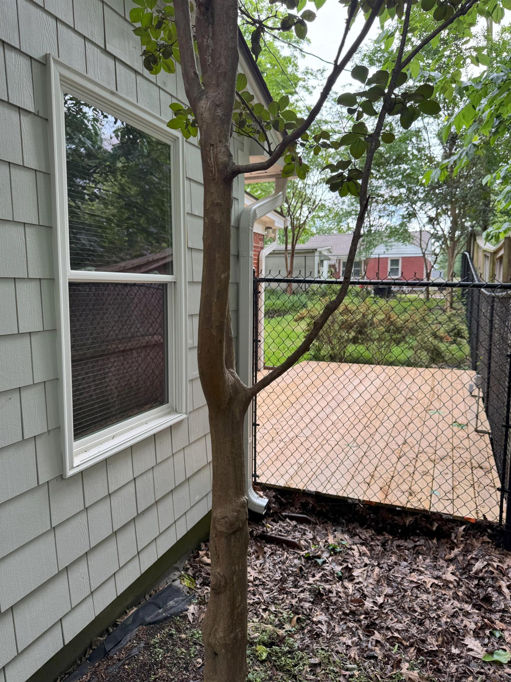 4803 Hummingbird Lane Memphis, TN 38117 - Photo 4 of 36 a wooden bench sitting in front of a building