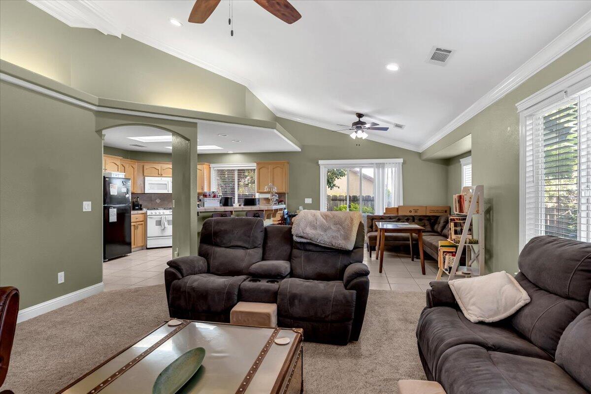 1119 River Ridge Drive Redding, CA 96003 - Photo 12 of 57 Living Room