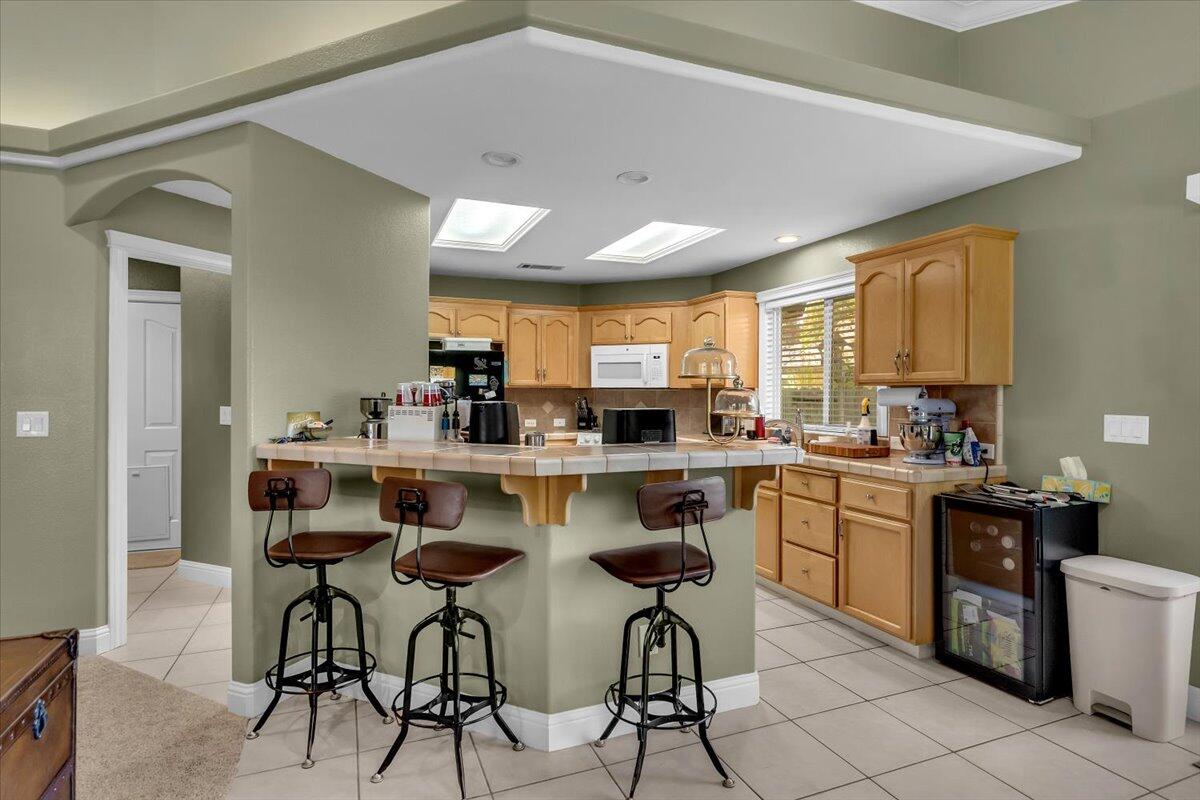 1119 River Ridge Drive Redding, CA 96003 - Photo 14 of 57 Breakfast Bar