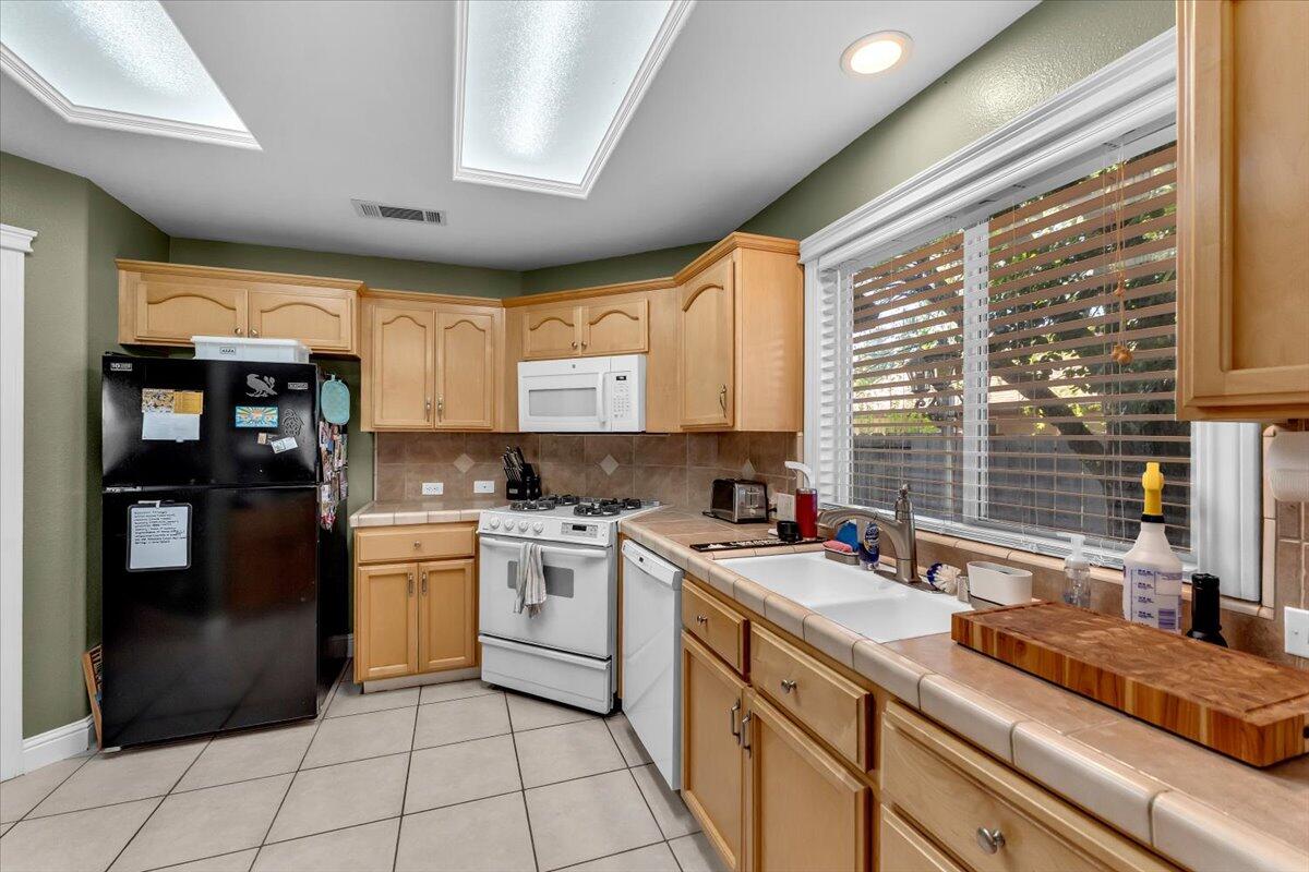1119 River Ridge Drive Redding, CA 96003 - Photo 15 of 57 Kitchen