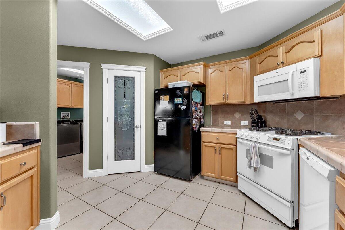 1119 River Ridge Drive Redding, CA 96003 - Photo 16 of 57 Kitchen