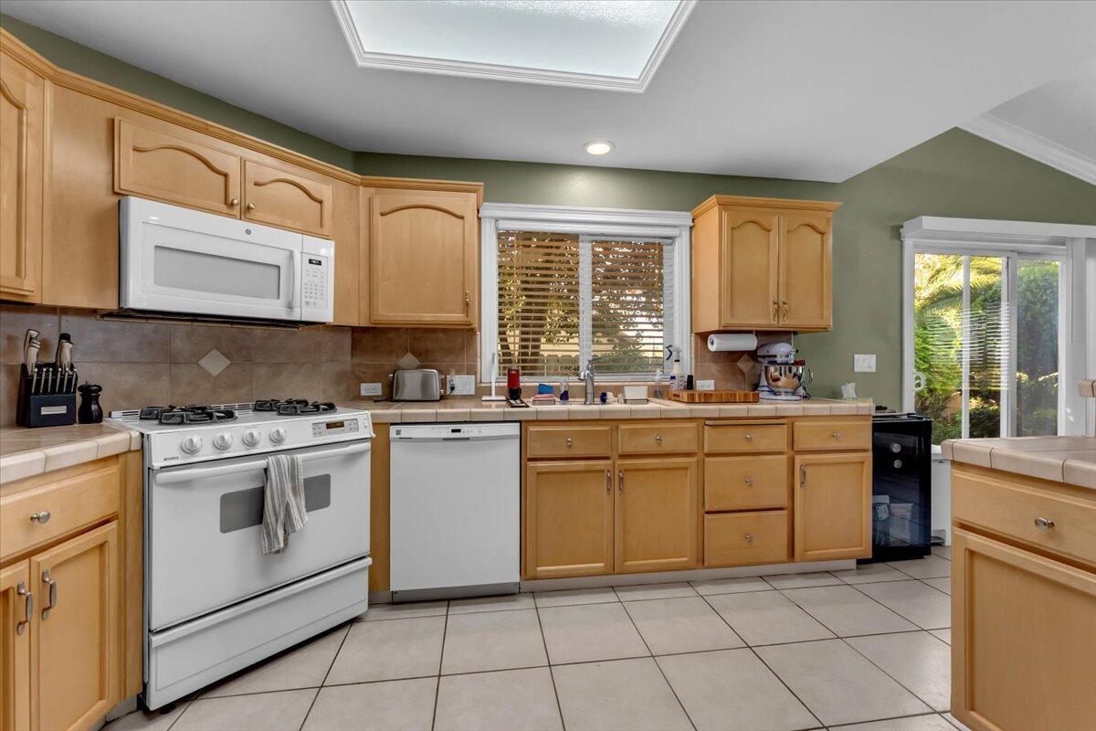 1119 River Ridge Drive Redding, CA 96003 - Photo 17 of 57 Kitchen