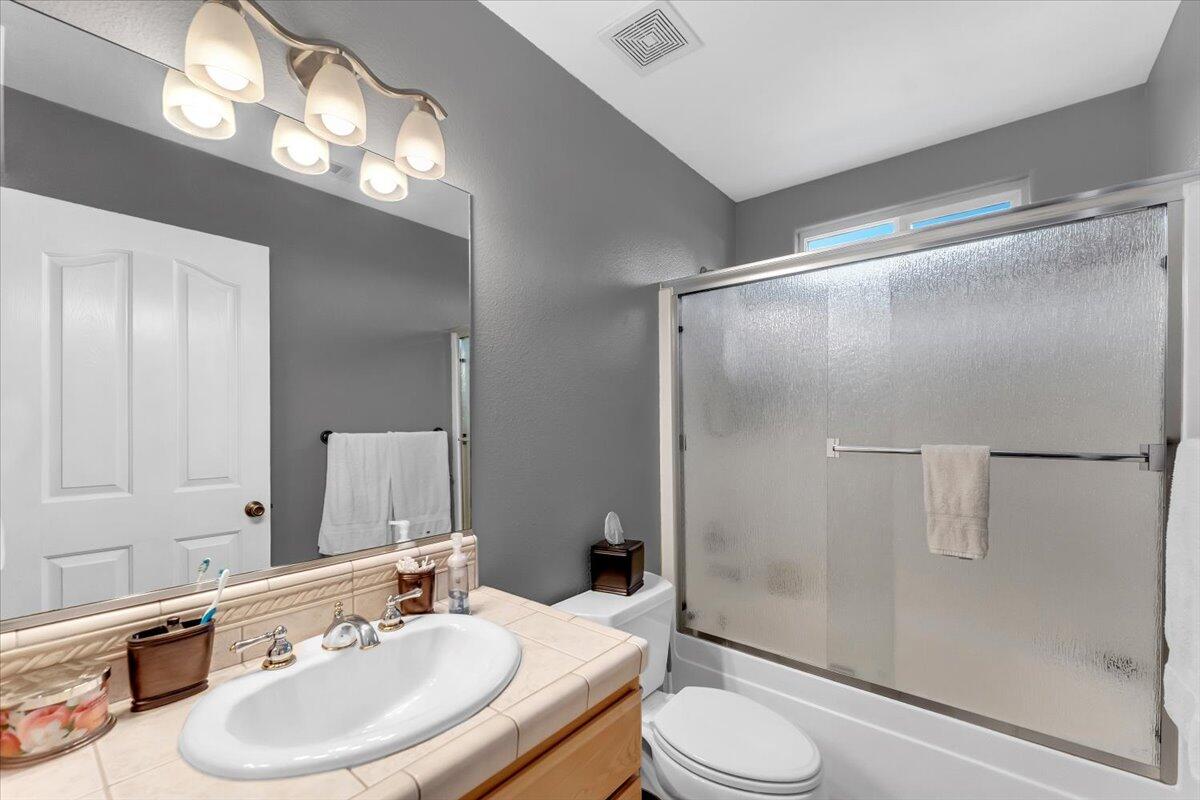 1119 River Ridge Drive Redding, CA 96003 - Photo 28 of 57 Guest Bath