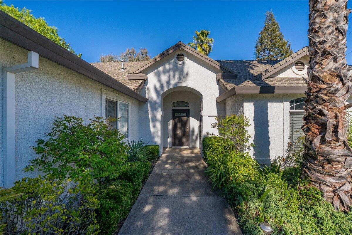 1119 River Ridge Drive Redding, CA 96003 - Photo 5 of 57 Entryway