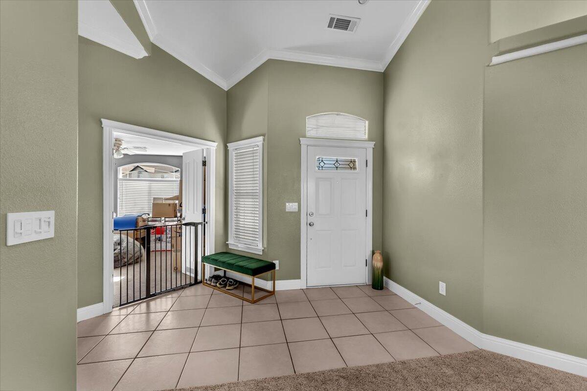 1119 River Ridge Drive Redding, CA 96003 - Photo 7 of 57 Foyer