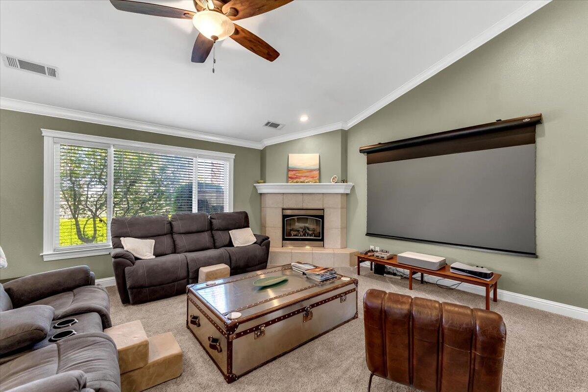 1119 River Ridge Drive Redding, CA 96003 - Photo 9 of 57 Living Room