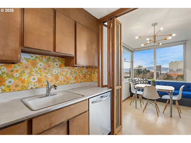 $310,000 | 1220 Northeast 17th Avenue, Unit 8F, Portland, OR 97232