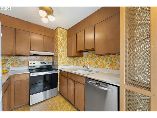 $310,000 | 1220 Northeast 17th Avenue, Unit 8F, Portland, OR 97232