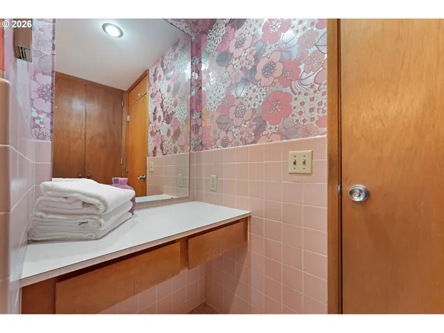 $310,000 | 1220 Northeast 17th Avenue, Unit 8F, Portland, OR 97232