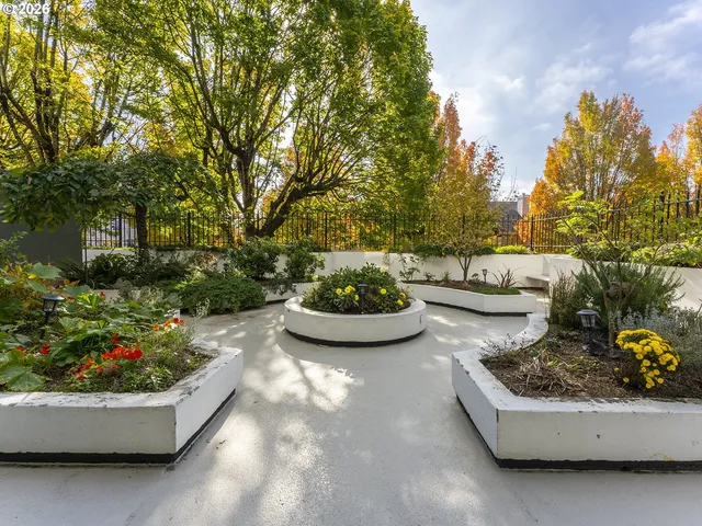 $310,000 | 1220 Northeast 17th Avenue, Unit 8F, Portland, OR 97232