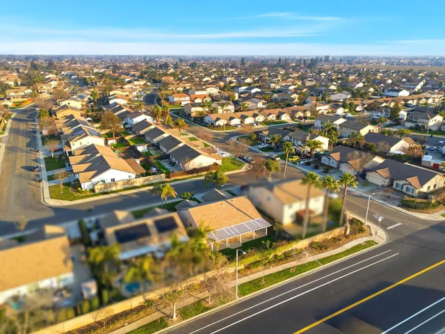 $415,000 | 2058 North Chateau Way, Hanford, CA 93230