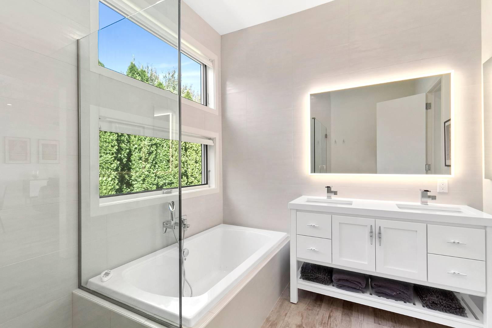 43 Harbor Drive Sag Harbor, NY 11963 - Photo 23 of 29 a bathroom with a tub sink and mirror