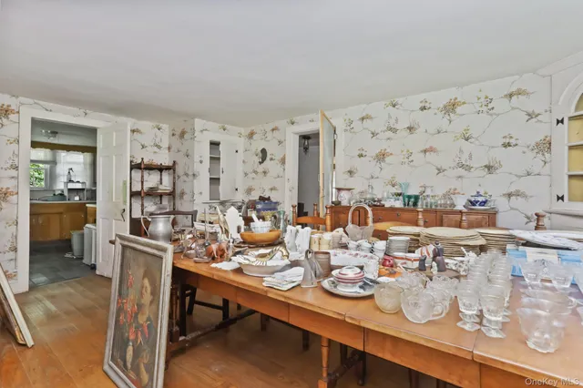 a view of a livingroom with furniture window and outside view
