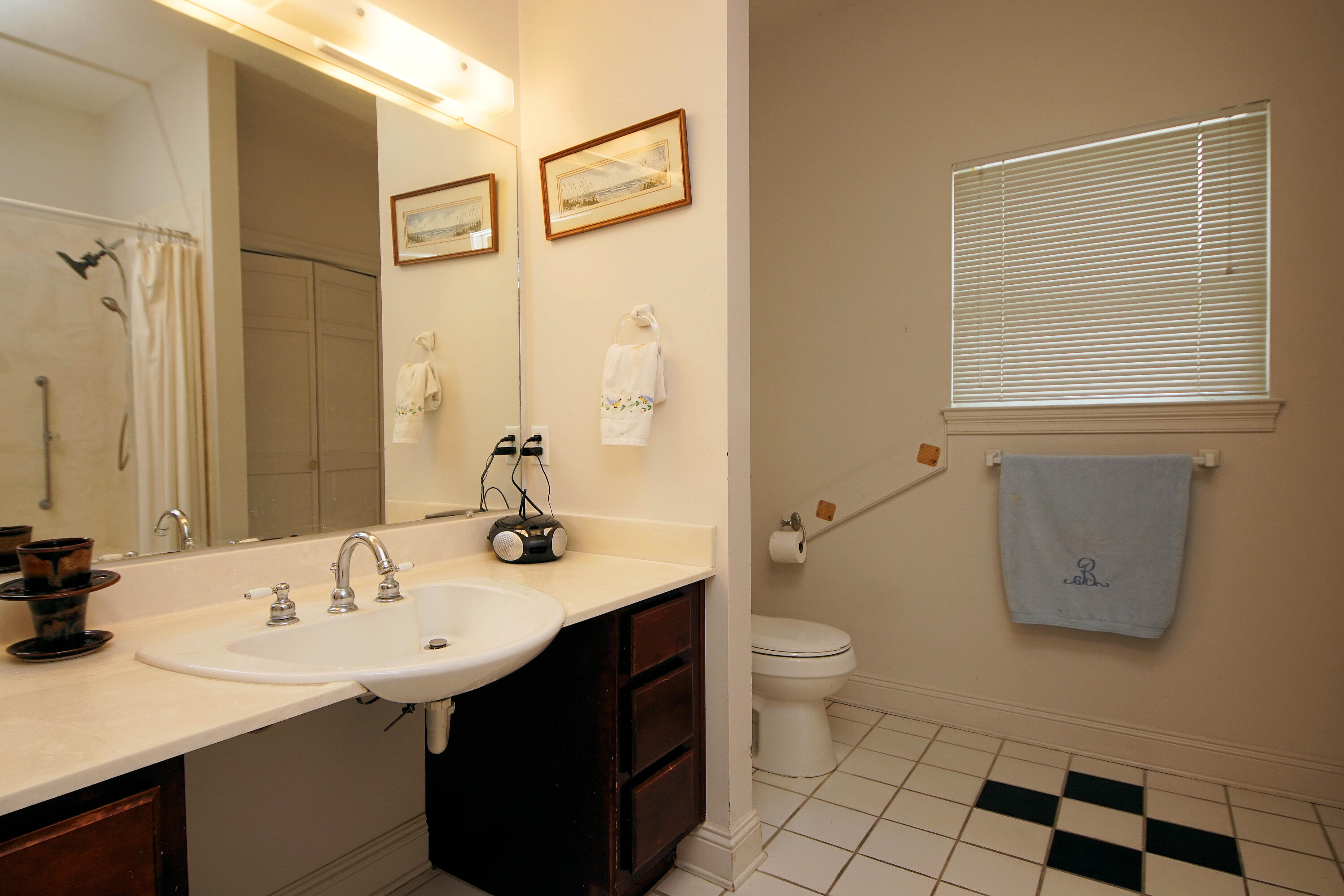 600 Northwest Mooney Road Fort Walton Beach, FL 32547 - Photo 22 of 35 a bathroom with a sink and a mirror