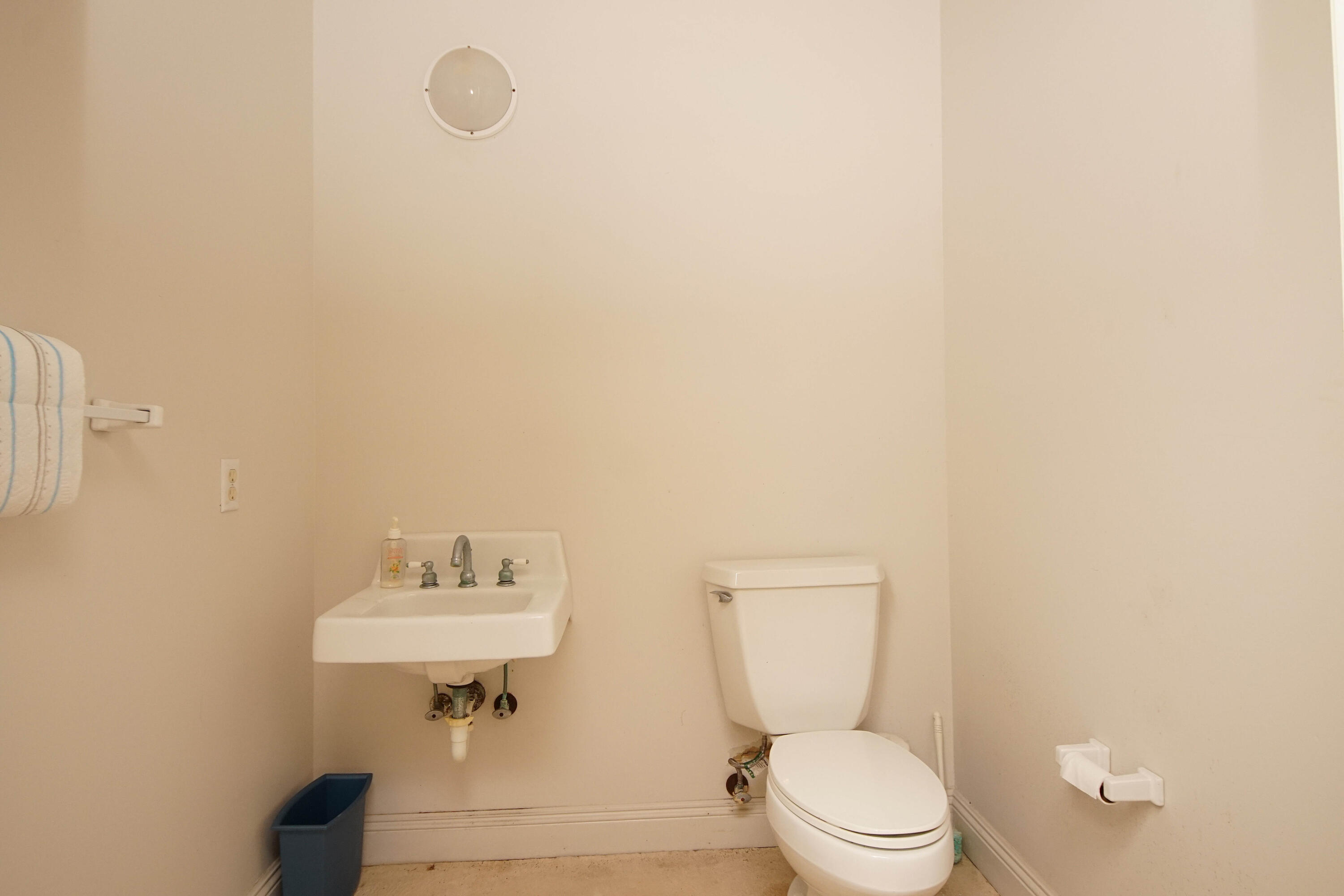 600 Northwest Mooney Road Fort Walton Beach, FL 32547 - Photo 32 of 35 a bathroom with a toilet a sink and mirror