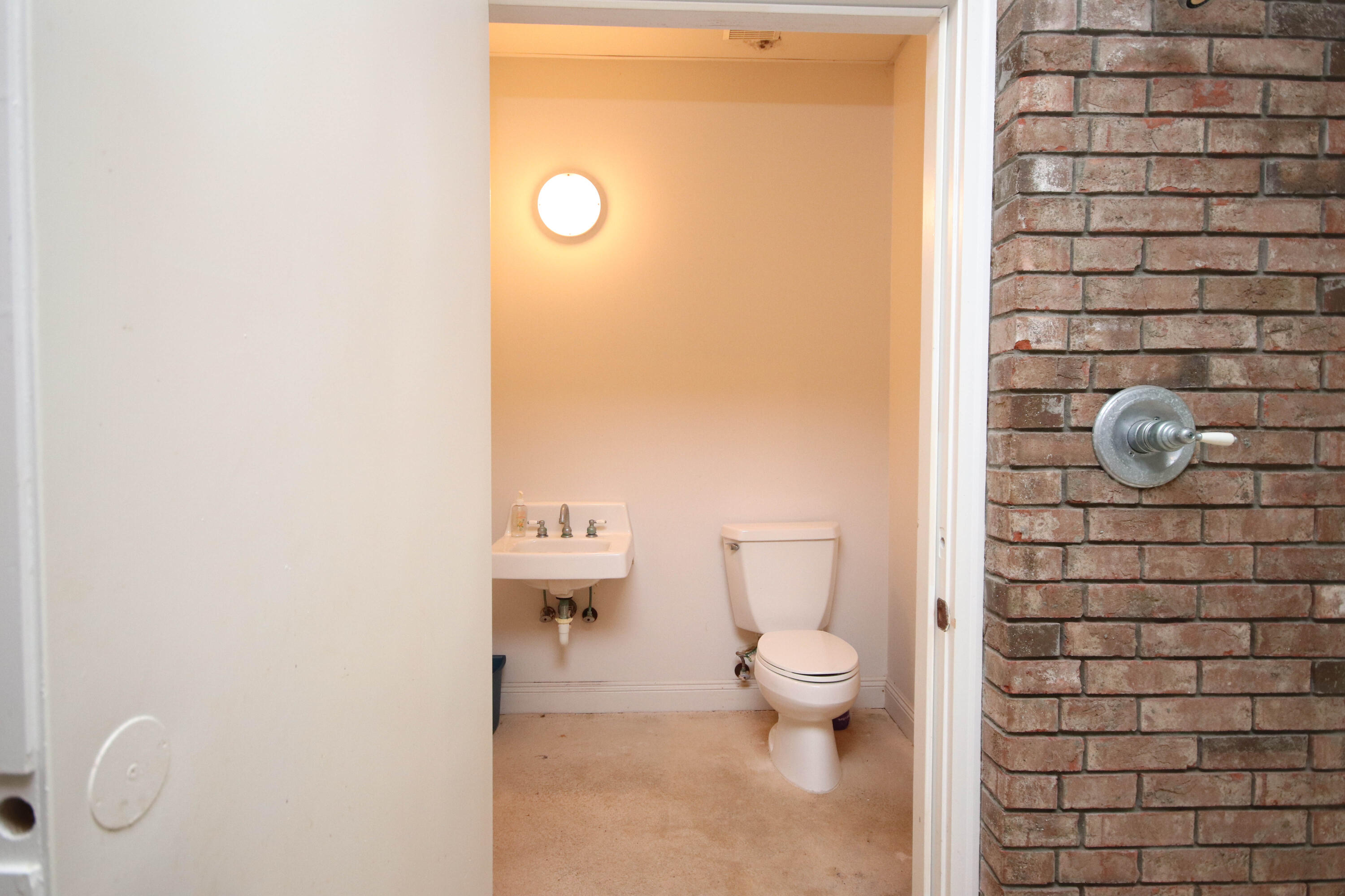 600 Northwest Mooney Road Fort Walton Beach, FL 32547 - Photo 33 of 35 a bathroom with a toilet and a shower